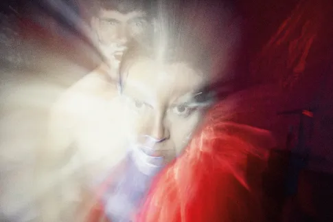 Lavinia Nowak und Frank Genser schauen in die Kamera, das Bild ist verschwommen