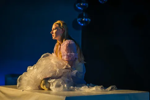 TRAUER//FALL – Schauspielerin Lilian