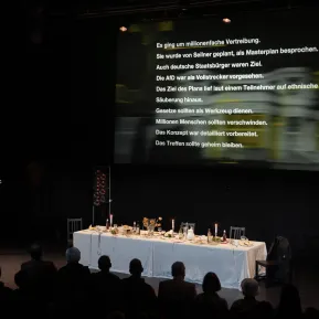 Andreas Beck präsentiert Presseformulierungen, die auf einer Leinwand zu lesen sind