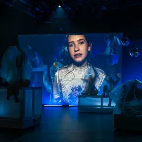 TRAUER//FALL – Projektion am Bühnenbild