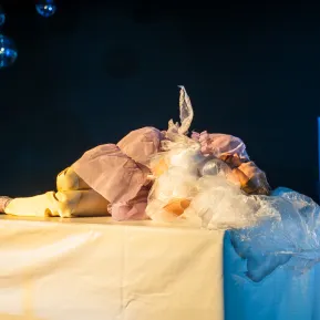 TRAUER//FALL – Szenenfoto mit Tisch