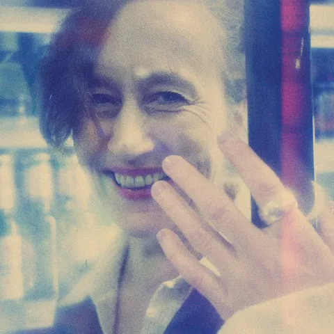 Anja Laïs steht vor einem Kühlschrank im Kiosk, das Bild hat starke analoge Störeffekte