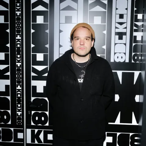 Max Hammel vor einem Hintergrund mit Schauspiel Köln Logos