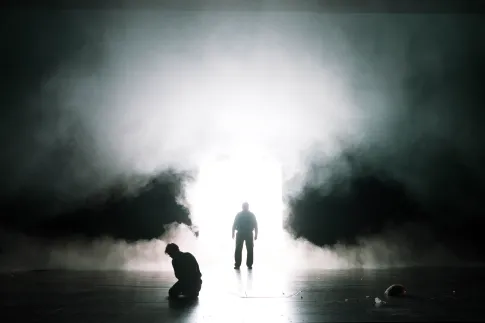 Junger und alter Faust vor einer Atompilz artigen Explosion