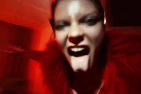 Lavinia Nowak als Mephisto zeigt ihre Zunge in die Kamera