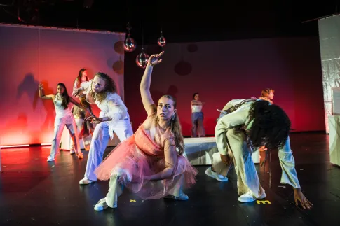 TRAUERFALL — Schauspielerin Amélie während einer Tanzperformance