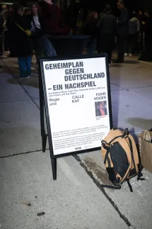 Ein Schild mit dem Besetzungszettel von GEHEIMPLAN GEGEN DEUTSCHLAND – Ein Nachspiel