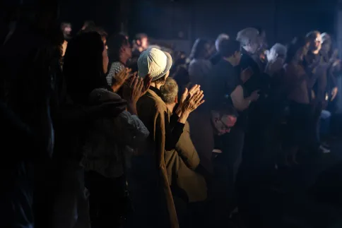 Das Publikum applaudiert, standing ovations