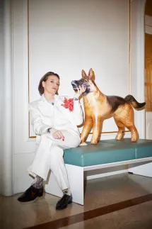 Birgit Unterweger sitzt auf einer Bank neben einem Plastikhund