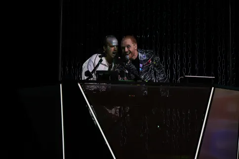 DJ Pig und VJ Veal singen zusammen in der DJ Booth