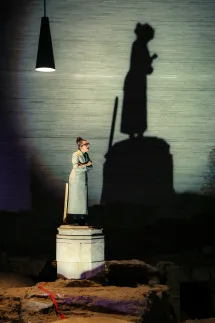 REQUIEM FÜR EINE MARODE BRÜCKE – Hasti Molavian