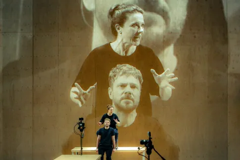 V13 – Claude De Demo und Paul Grill vor einer Projektion