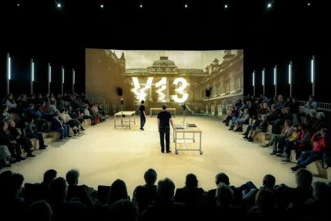 V13 – Bühnenbild mit Stücktitel