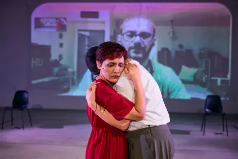IN THE MEANTIME: A PLAY ACROSS TWO CONTINENTS – Amineh Arani und Roxana Samadi
