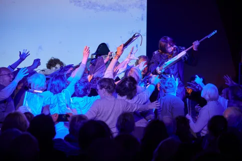 ES IST EIN IRRTUM, DASS DIE TOTEN TOT SIND  – Adrian Hofmann