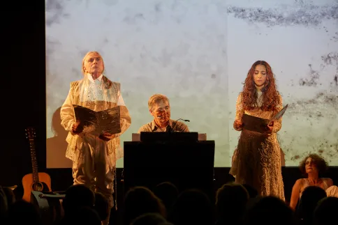 ES IST EIN IRRTUM, DASS DIE TOTEN TOT SIND  – Uwe Schmieder, Holger Bey, Hasti Molavian, Bärbel Strehlau