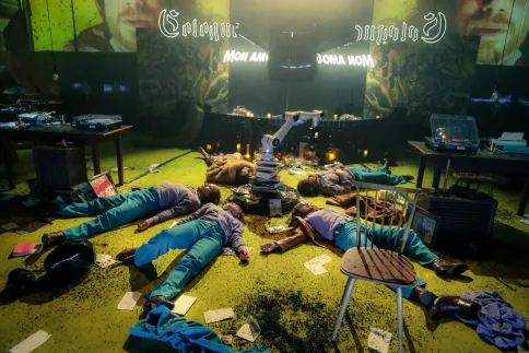 DIE WÖRTER SIND BÖSE – Ensemble und Kameraroboter