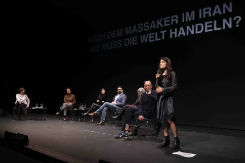 Nach dem Massaker im Iran – wie muss die Welt handeln? – Isabel Schayani, Shabnam Fahimi-Weber, Serap Güler, Ali Fathollah-Nejad, Parastou Forouhar, Ali Samadi Ahadi, Sarah Sandeh