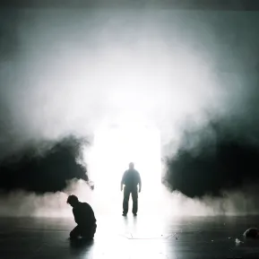 Junger und alter Faust vor einer Atompilz artigen Explosion