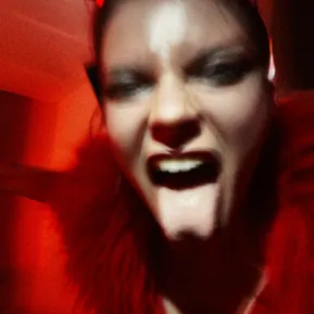 Lavinia Nowak als Mephisto zeigt ihre Zunge in die Kamera