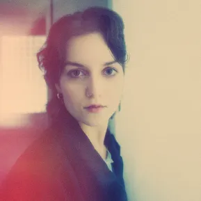 Rebekka Biener blickt in die Kamera, starker Analog Filter auf dem Bild