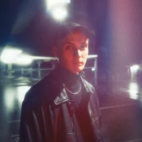 Jonas Dumke mit rotem Licht im Gesicht, diffuses Foto