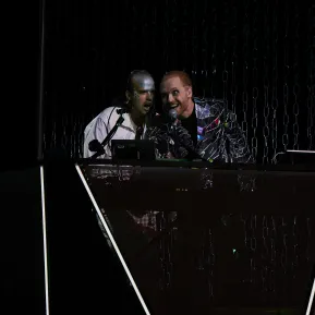 DJ Pig und VJ Veal singen zusammen in der DJ Booth