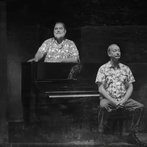 Andreas Beck und Jens-Karsten Stoll sitzen am Klavier