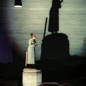 REQUIEM FÜR EINE MARODE BRÜCKE – Hasti Molavian