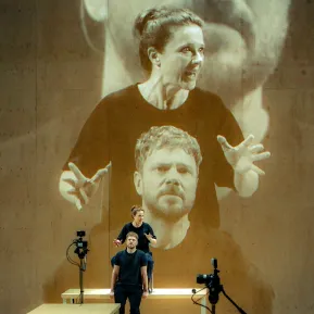 V13 – Claude De Demo und Paul Grill vor einer Projektion