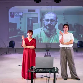 IN THE MEANTIME: A PLAY ACROSS TWO CONTINENTS – Amineh Arani und Roxana Samadi