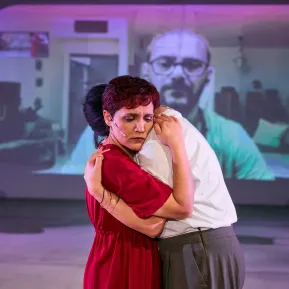 IN THE MEANTIME: A PLAY ACROSS TWO CONTINENTS – Amineh Arani und Roxana Samadi