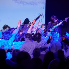 ES IST EIN IRRTUM, DASS DIE TOTEN TOT SIND  – Adrian Hofmann