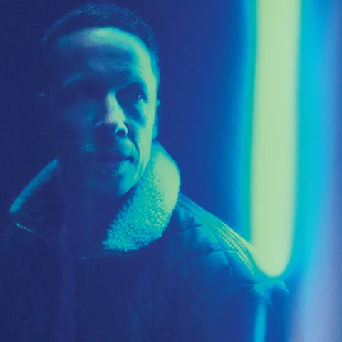 Nikolaus Benda in blauem, diffusen Licht