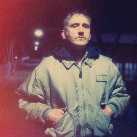 Elias Eilinghoff hat die Hände in der Jackentasche, Bild hat starken Analogfilter