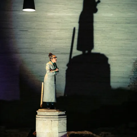 REQUIEM FÜR EINE MARODE BRÜCKE – Hasti Molavian