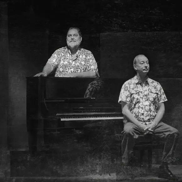 Andreas Beck und Jens-Karsten Stoll sitzen am Klavier