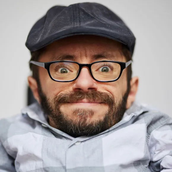 IM AUFZUG – Raul Krauthausen